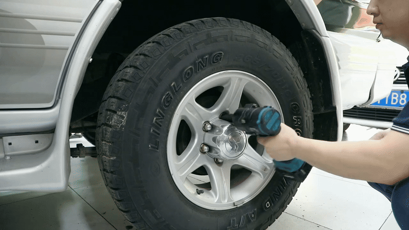 Chave de impacto elétrica com bateria de lítio e acessórios.